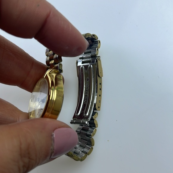 Guess Vintage Gold Watch N260-92 - Picture 5 of 5